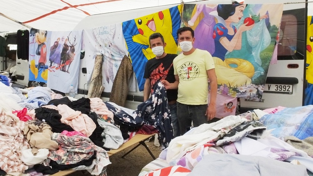 Burhaniye’de giyim pazarları açıldı, esnafın yüzü güldü 