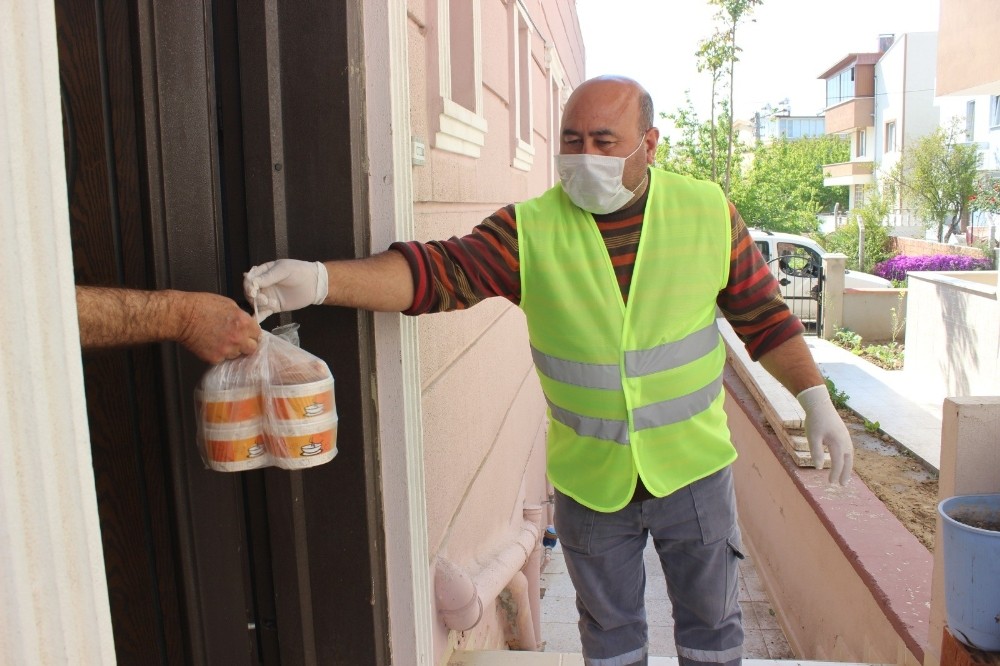 Burhaniye’de her gün 250 haneye sıcak yemek gidiyor 