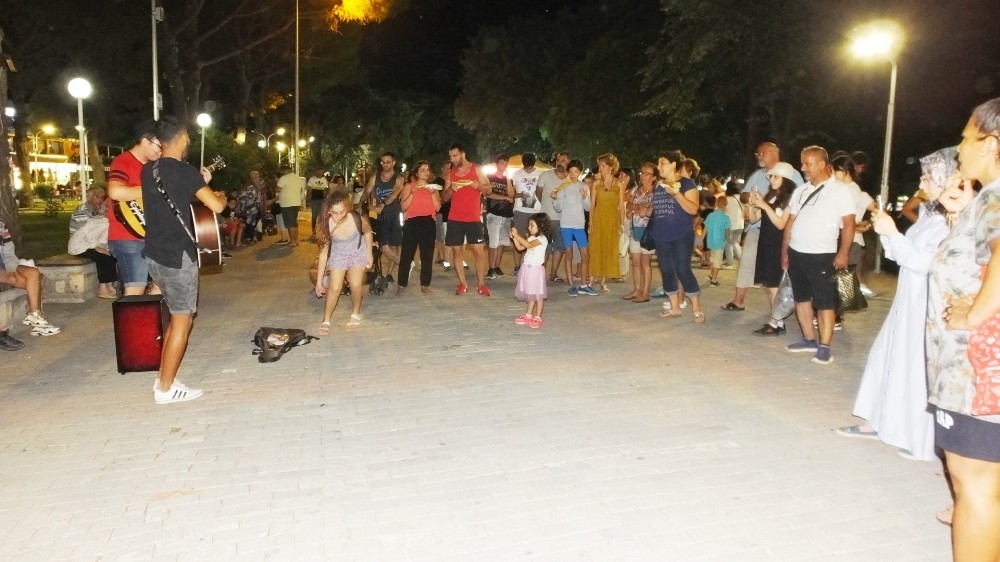 Burhaniye’de iki arkadaşın sokak konseri ilgi gördü 