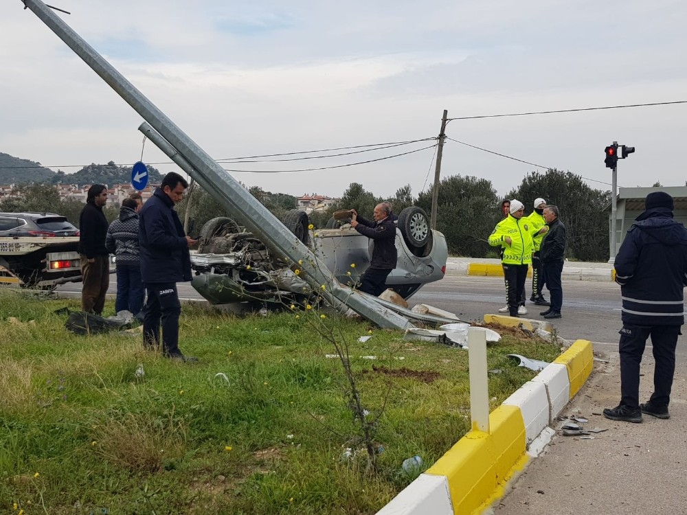 Burhaniye’de iki otomobil çarpıştı: 5 yaralı 