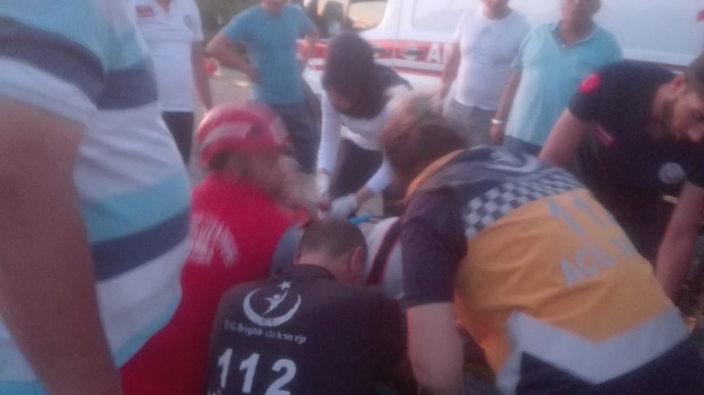 Burhaniye’de iki otomobil çarpıştı sürücüleri yaralandı 