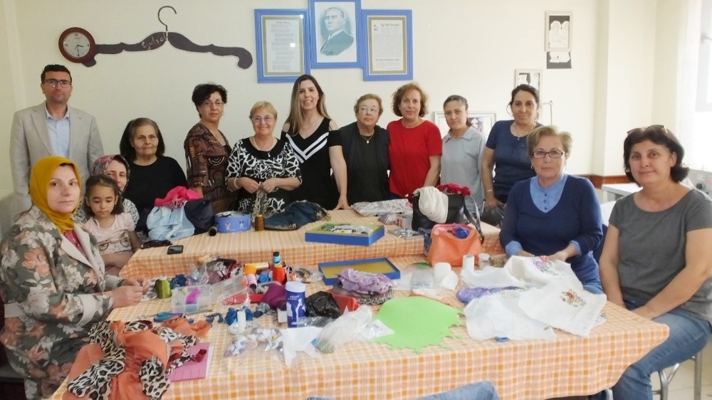 Burhaniye’de kadın kursiyerler sergiye hazırlanıyorlar 