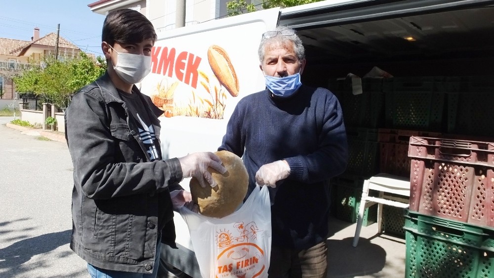 Burhaniye’de kapı kapı ekmek dağıtan fırıncılar takdir topladı 