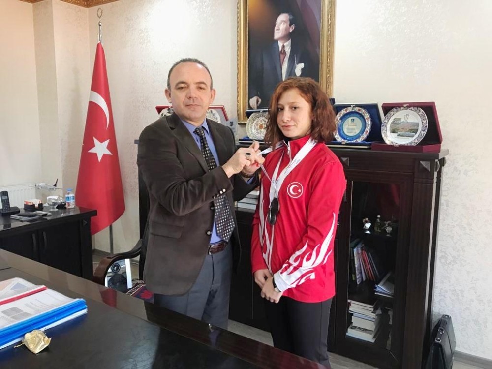Burhaniye’de Kaymakam Öner, Dünya şampiyonlarını kutladı 