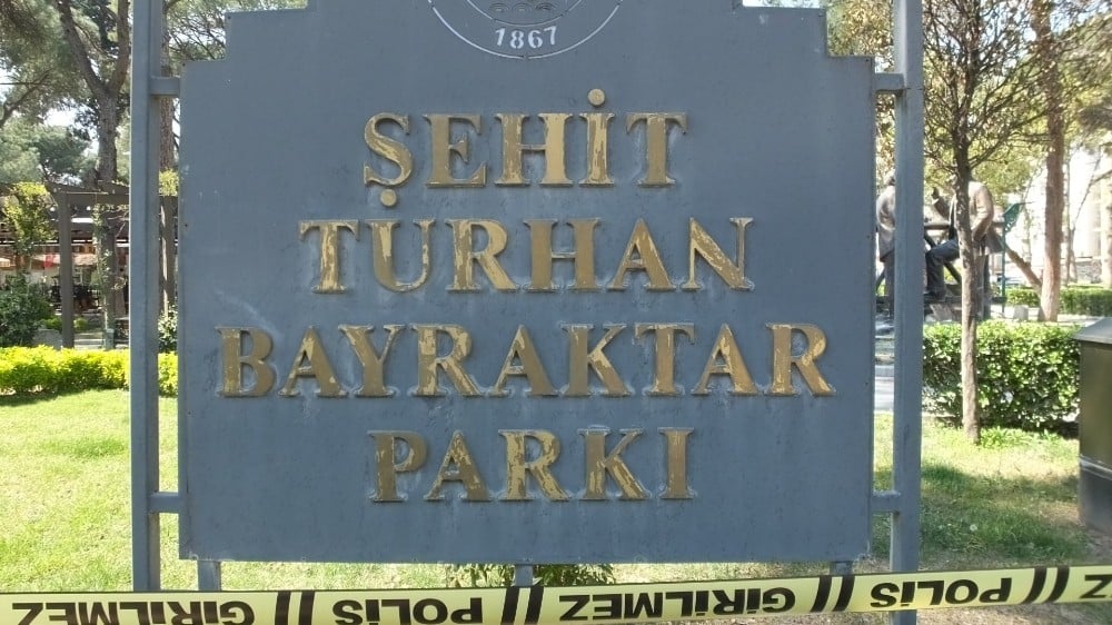Burhaniye’de korona virüs tedbirleri artırıldı parka emniyet şeridi çekildi 