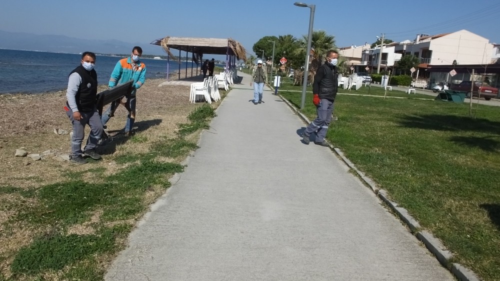 Burhaniye’de meydanda ve sahildeki banklar kaldırıldı 