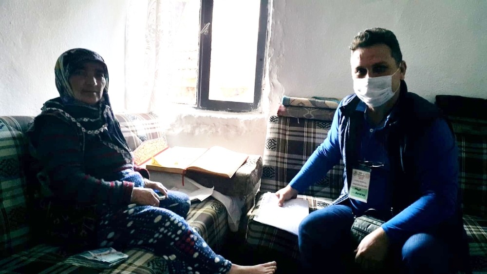 Burhaniye’de Neziha Nine aylığını getirenlere dua etti 