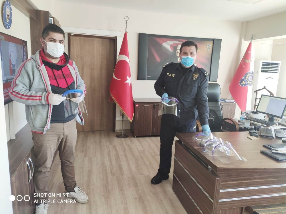 Burhaniye’de öğretmenler polisler için siperlikli maske üretti 
