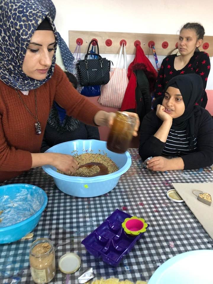 Burhaniye’de özel öğrenciler kuşlar için yem hazırladı 