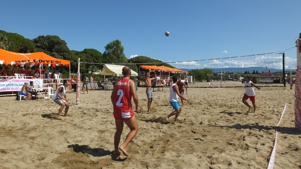 Burhaniye’de plaj voleybolu heyecanı 