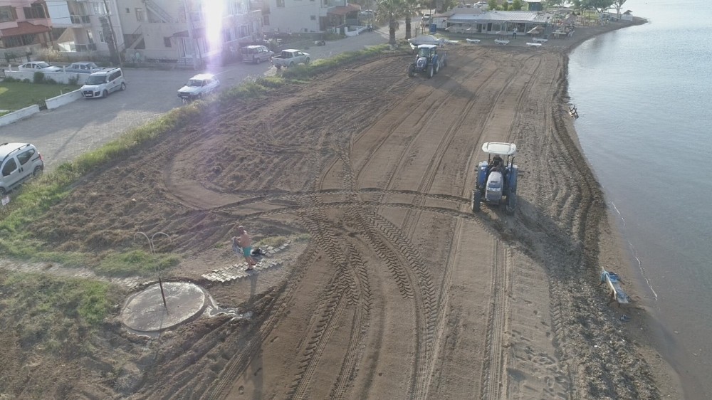 Burhaniye’de plajlar sezona hazırlandı 