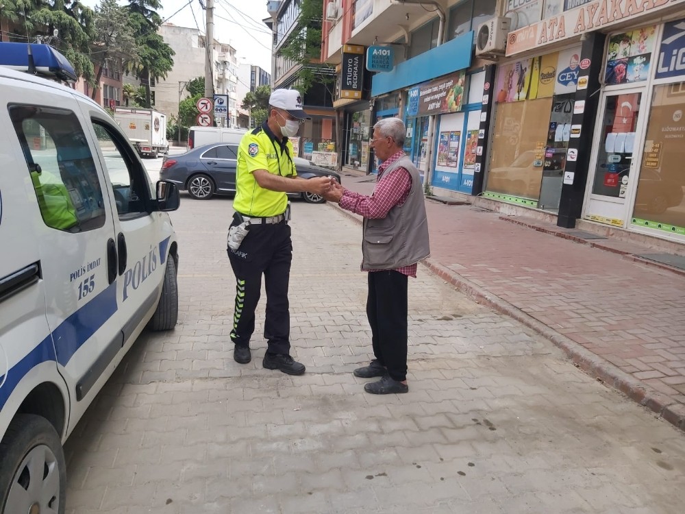 Burhaniye’de polis maske dağıttı 