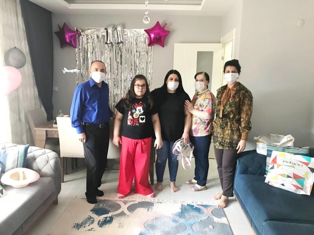 Burhaniye’de Şehit kızı Buğlem’e Kaymakam Öner’den yaş günü sürprizi 