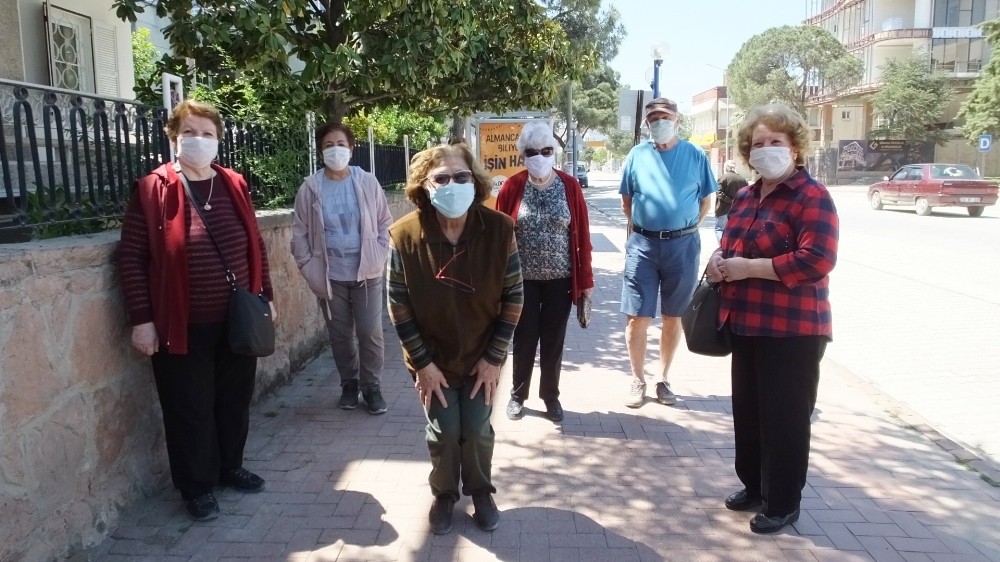 Burhaniye’de sokaklar 65 yaş üstü vatandaşlara kaldı 