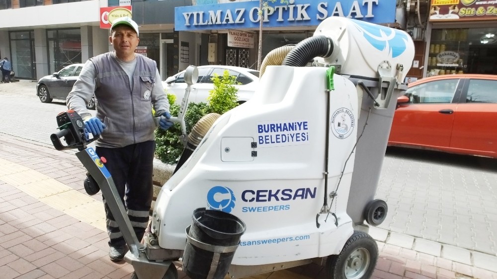 Burhaniye’de sokaklara modern temizlik aracı 