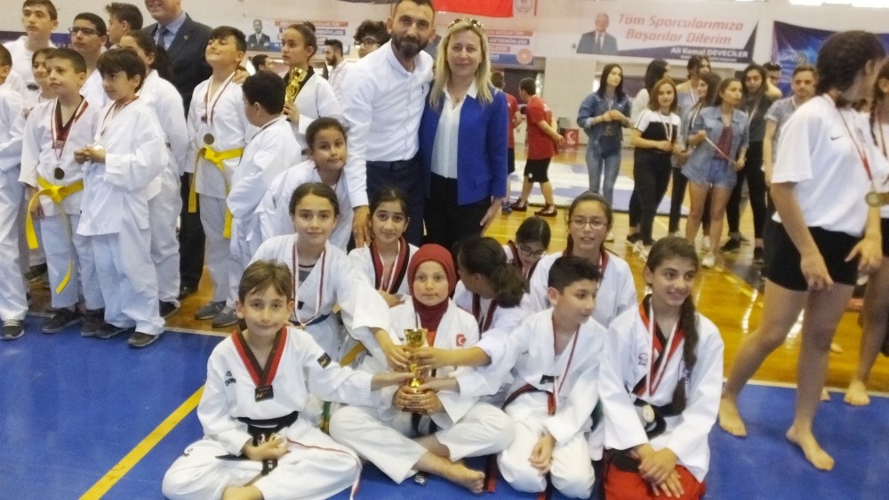 Burhaniye’de spor şenliği coşkusu 