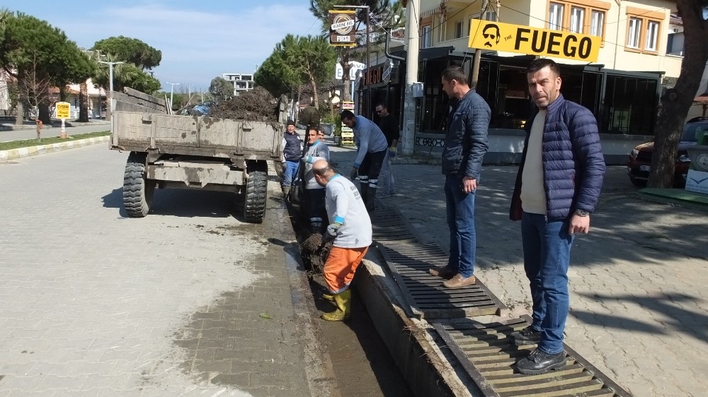 Burhaniye’de menfezler temizleniyor