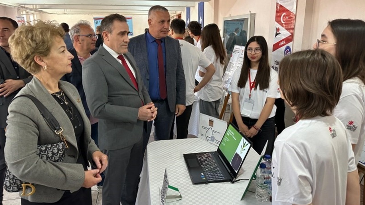 Burhaniye’de TÜBİTAK Bilim Fuarı’na yoğun ilgi