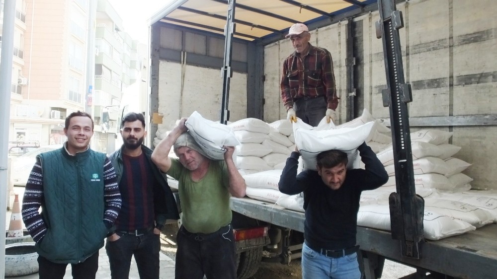Burhaniye’de yazlık ekilişler başladı gübre satışları arttı 