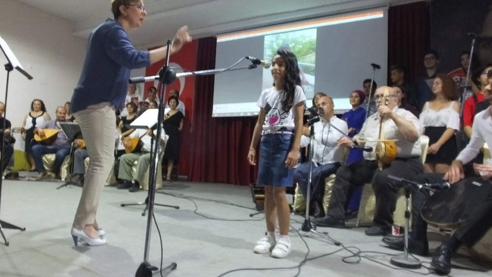 Burhaniye’de yetişkinler saz çaldı öğrenciler de türkü söyledi 