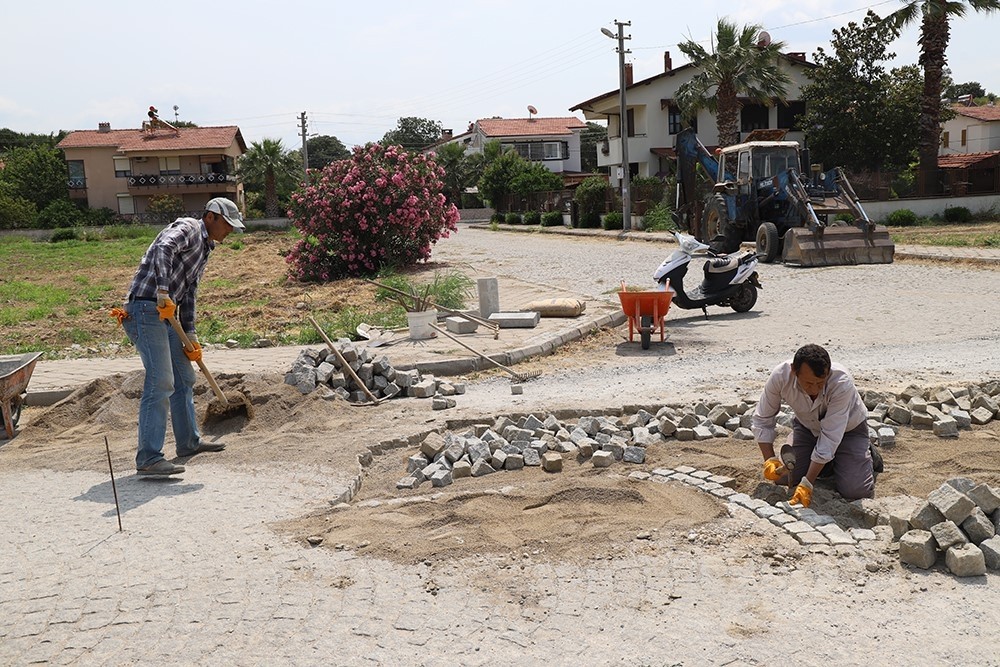 Burhaniye’de yolların tamirine başlandı 