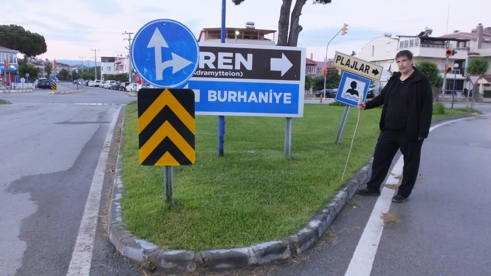 Burhaniye’de yön tabelası şaşırtıyor 
