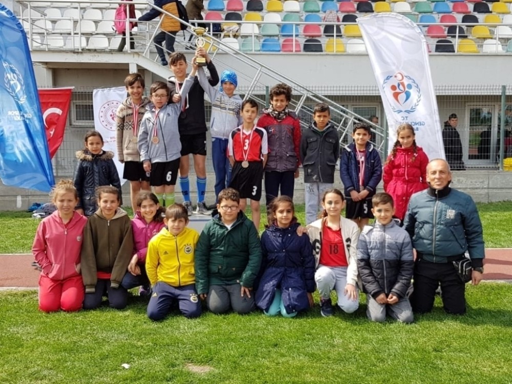 Burhaniyeli atletler ilçenin gururu oldu 
