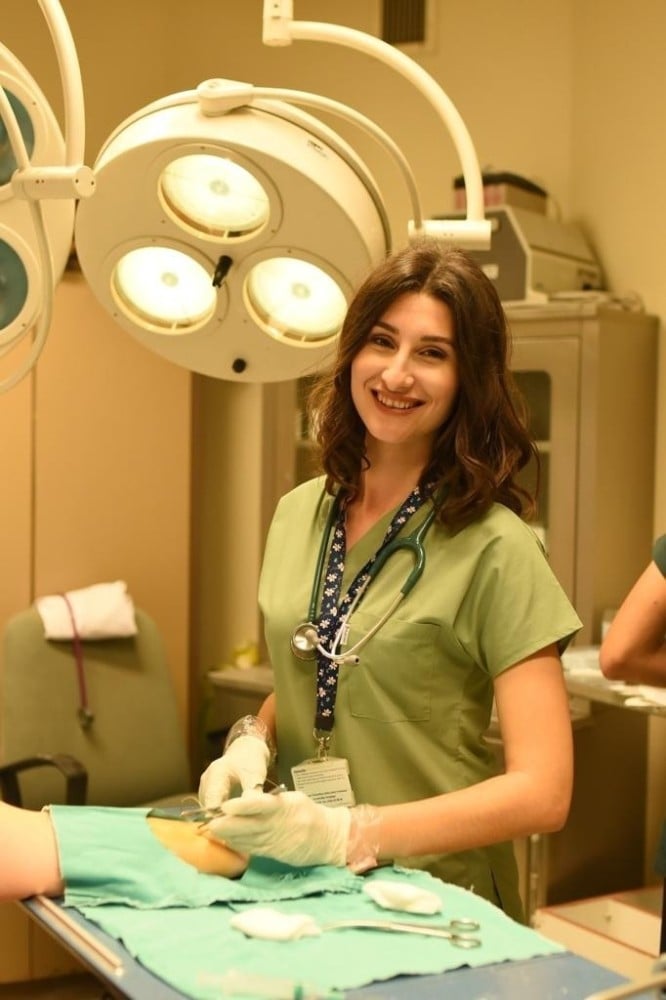 Burhaniyeli genç doktor doğduğu hastanede şifa dağıtıyor 