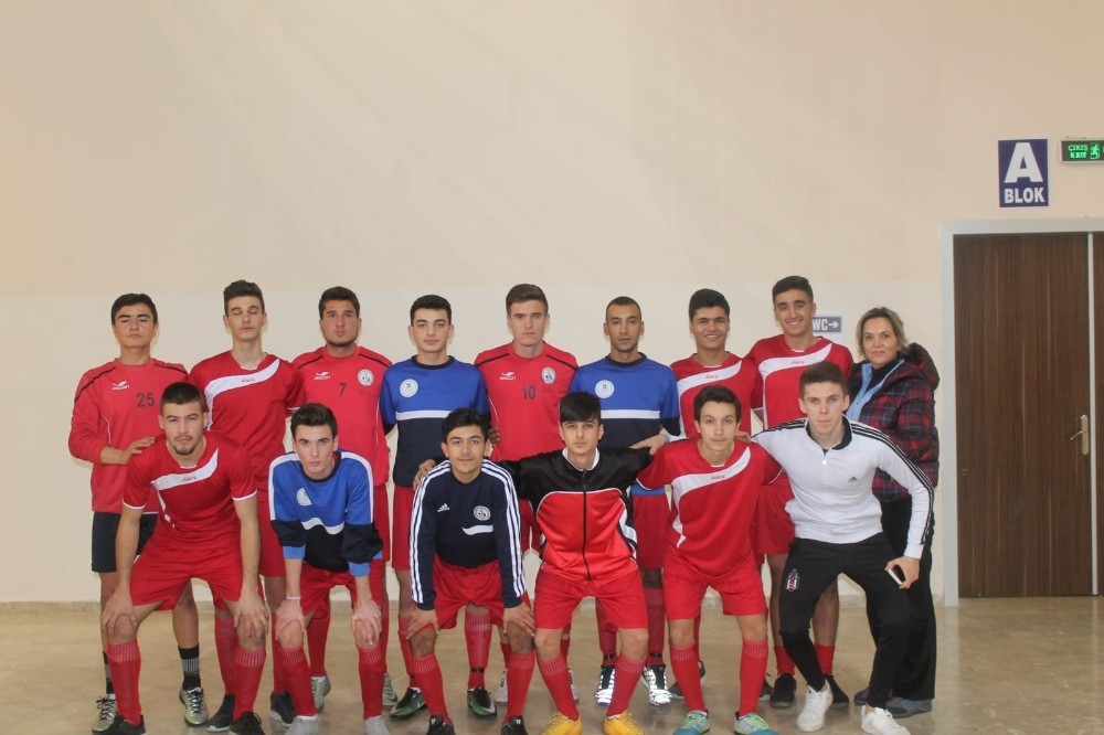 Burhaniyeli gençler Çanakkale’de Futsal şampiyonu oldu 