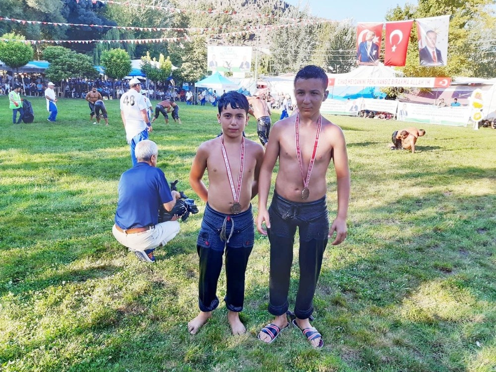 Burhaniyeli güreşçilerin başarısı sevindirdi 