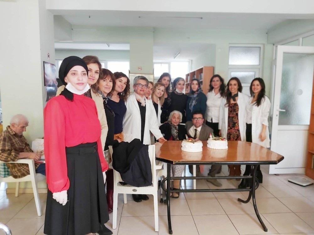 Burhaniyeli kursiyerler yaşlıları sevindirdi 