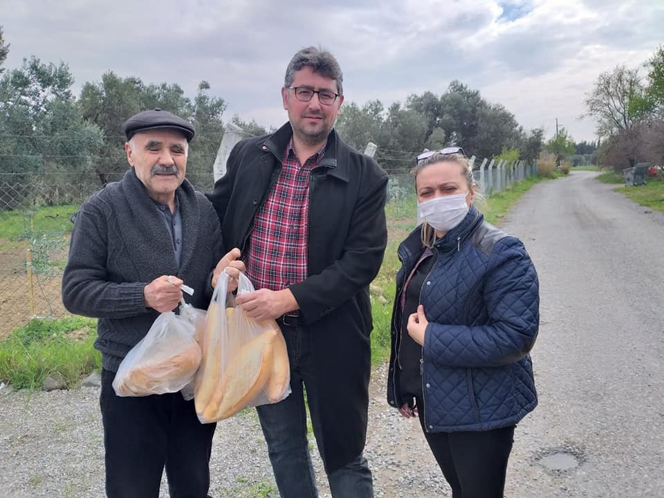Burhaniyeli muhtarlar 65 yaş üstü vatandaşların yardımına koştu 