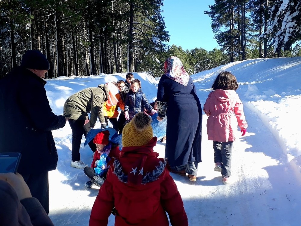 Burhaniyeli öğrenciler kar görmek için Kazdağına gitti 