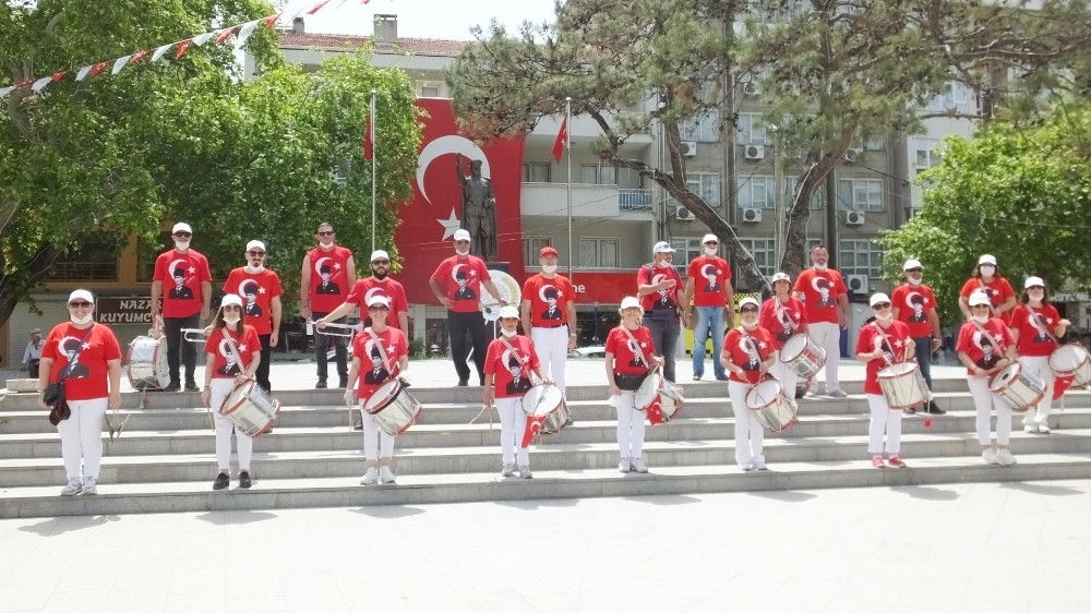 Burhaniyeli Öğretmen sırtında çocuğu ile halk bandosunda görev aldı 