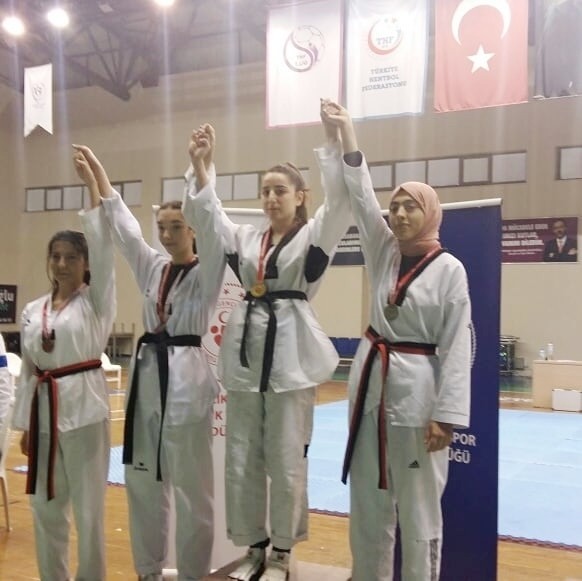Burhaniyeli Taekvondocular Balıkesir birincisi oldu 