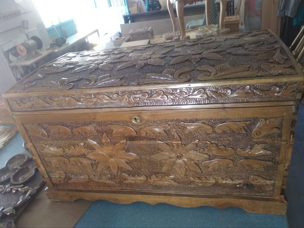 Burhaniyeli Tekniker 60 yıllık sandığı Osmanlı motifleri ile süsledi 