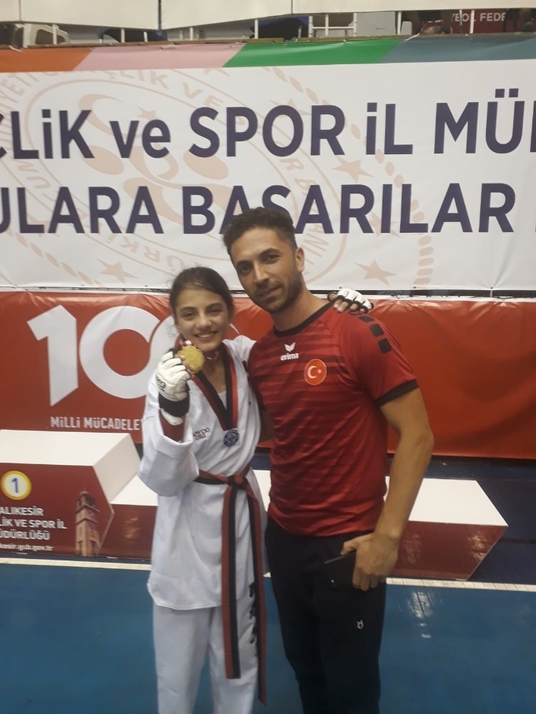 Burhaniyeli tekvandoculardan büyük başarı 