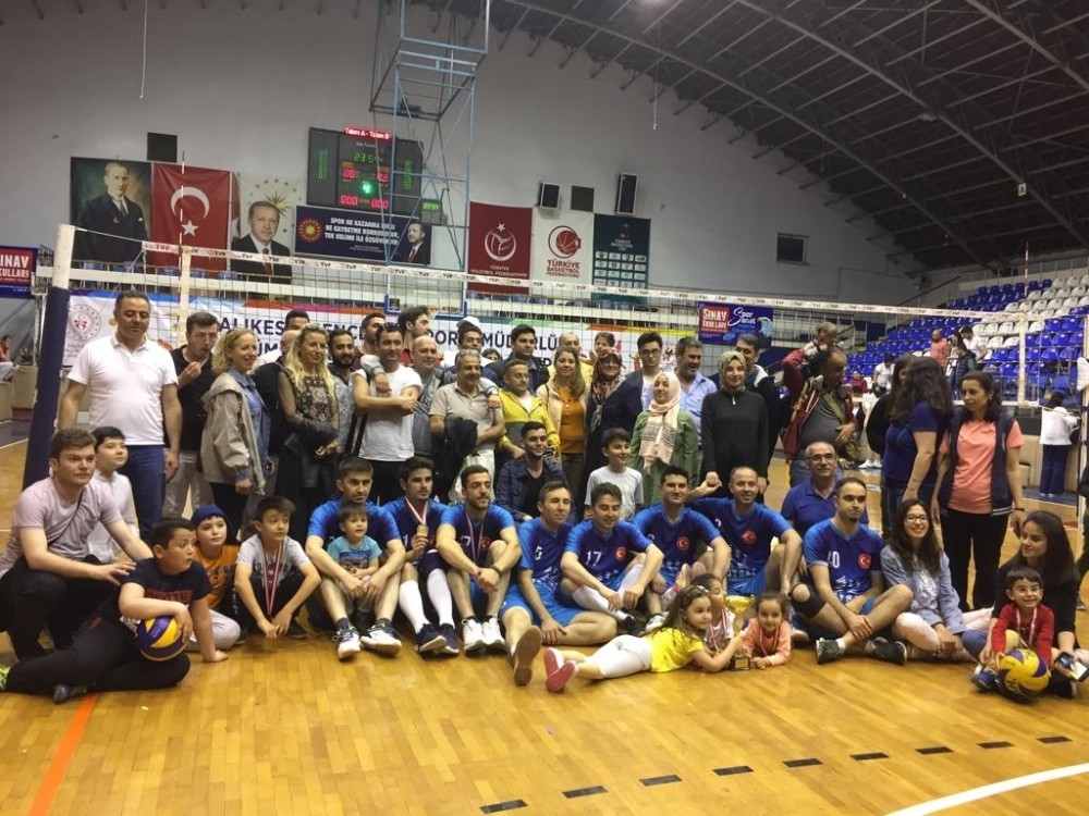 Burhaniyeli Voleybolcular Balıkesir birincisi oldu 