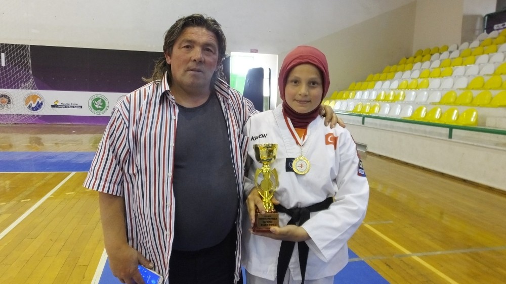 Burhaniyeli Zehra, tekvandoda Balıkesir ikincisi oldu 