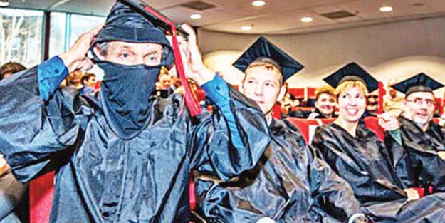 Burka yasağına kar maskeli protesto