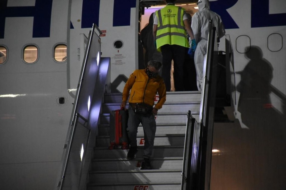 Burkina Faso’dan getirilen 122 Türk vatandaşı İzmir’de karantinaya alındı 