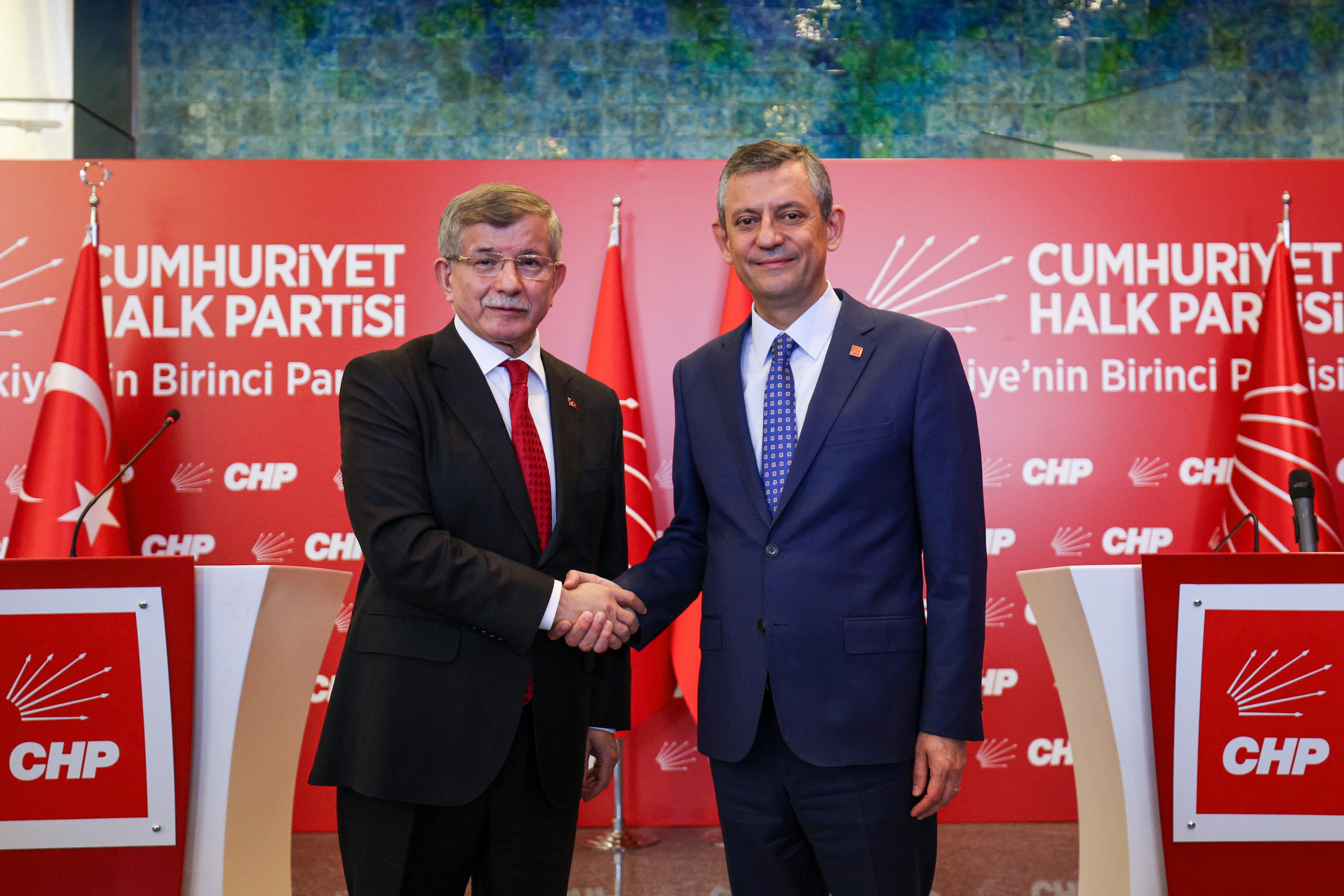 Burnunun dibinde konuştu ama… Yazıklar olsun Davutoğlu! Tüm sessizliğin 2 koltuk için mi?