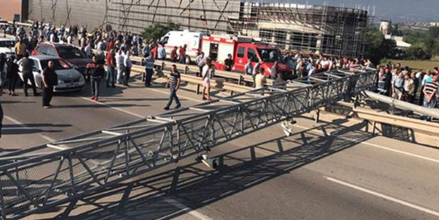 Karayolunu böyle kapattı! Trafik uzuyor...