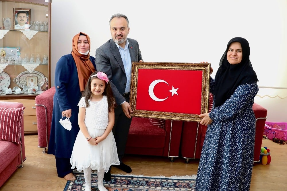 Bursa Büyükşehir Belediye Başkanı Alinur Aktaş’tan şehit ailelerine ziyaret 