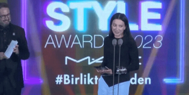 Bursa Büyükşehir Belediyesi sahnede LGBT savunuculuğu yapan Melike Şahin'in konserini iptal etti