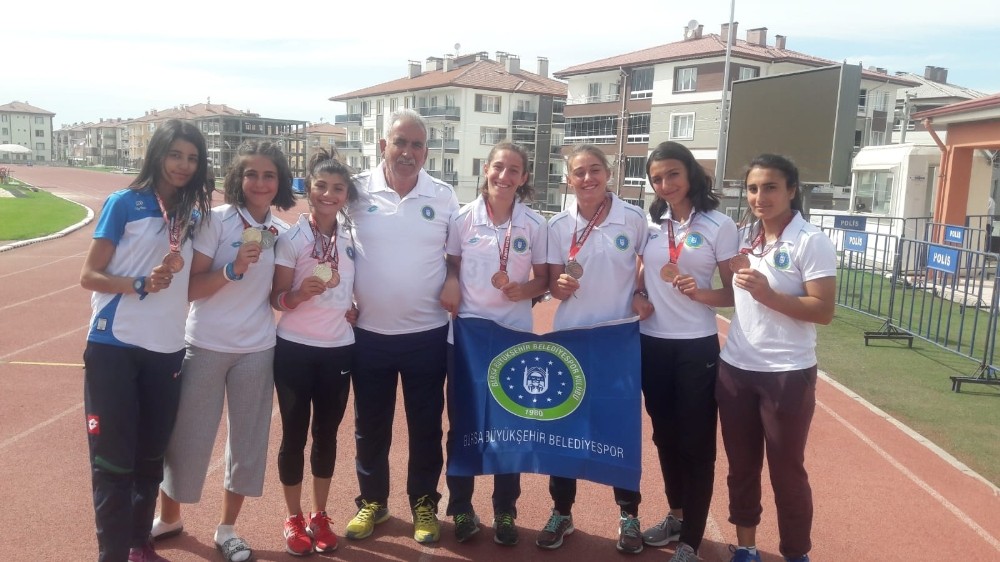 Bursa Büyükşehir’in atletizm takımı madalyalara abone 