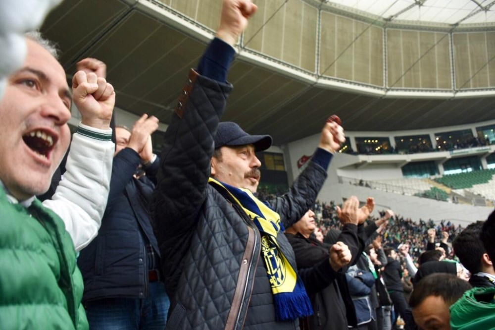 Bursa İl Emniyet Müdürü Ak, Teksas tribününde maç izledi 