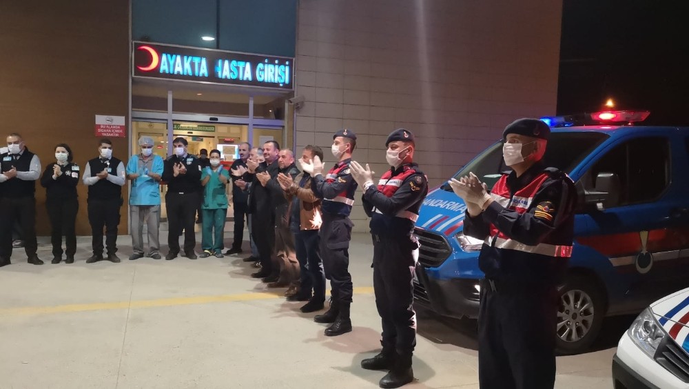 Bursa Jandarma ekipleri korona virüsüne karşı mücadele eden sağlık personeline alkışlarla destek verdi 