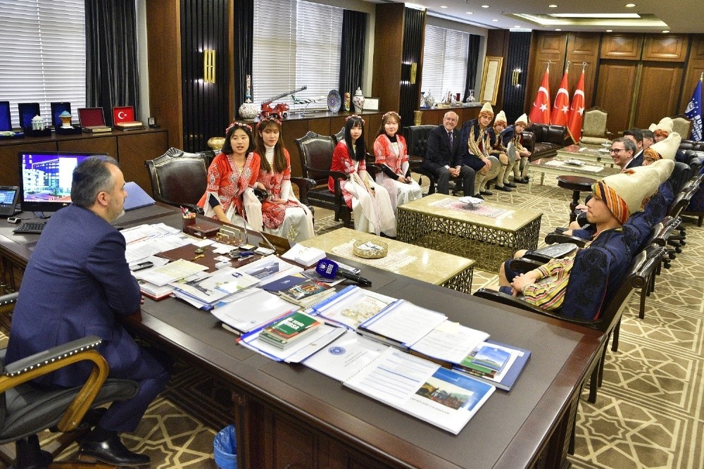 Bursa kılıç kalkan oyununu öğrenen Koreli gençlerden nefes kesen gösteri 