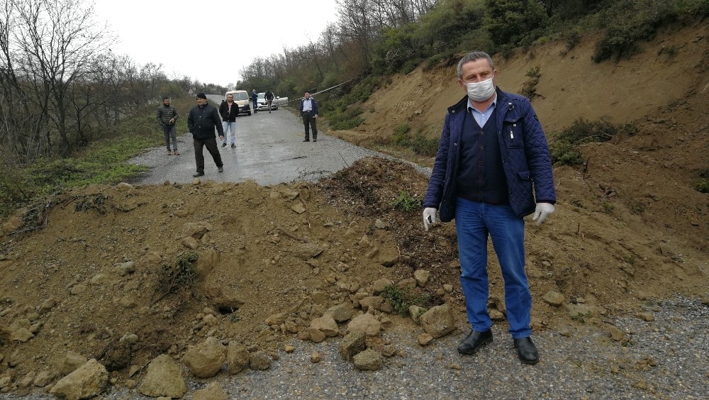 Bursa Kocaeli arasındaki dağ yolu toprakla kapatıldı, uyanık sürücüler yolda kaldı 